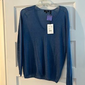 Lightweight sweater; v-neck